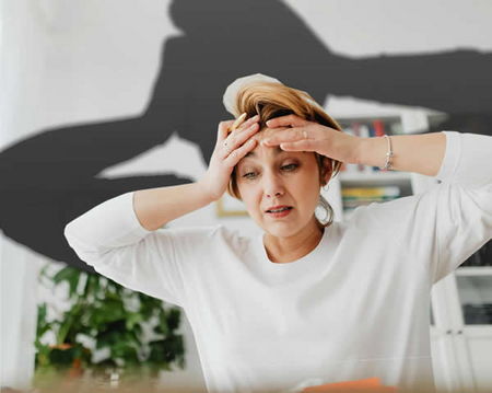 Frau im Schatten ihrer Angst - Hilfe bei Phobophobie - Angst vor der Angst - Praxis für Veränderungscoaching & Therapie bei Ängsten und Phobien - open way institute